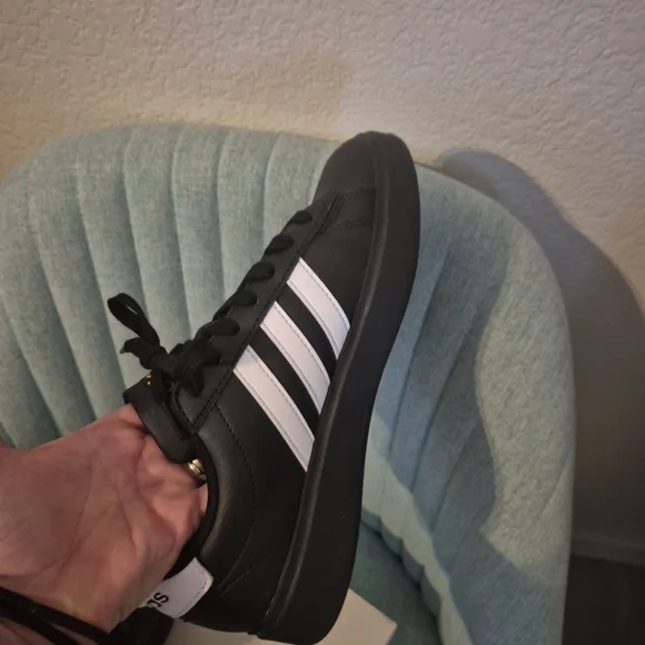 Adidas Black and White Classic Sneakers Woman Size 6 - Picture 6 of 12